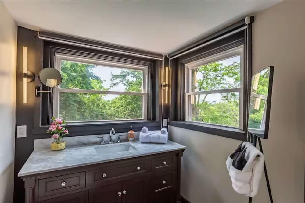 Iconic 3BD Entire House in The Heart Of Pittsburg House 10