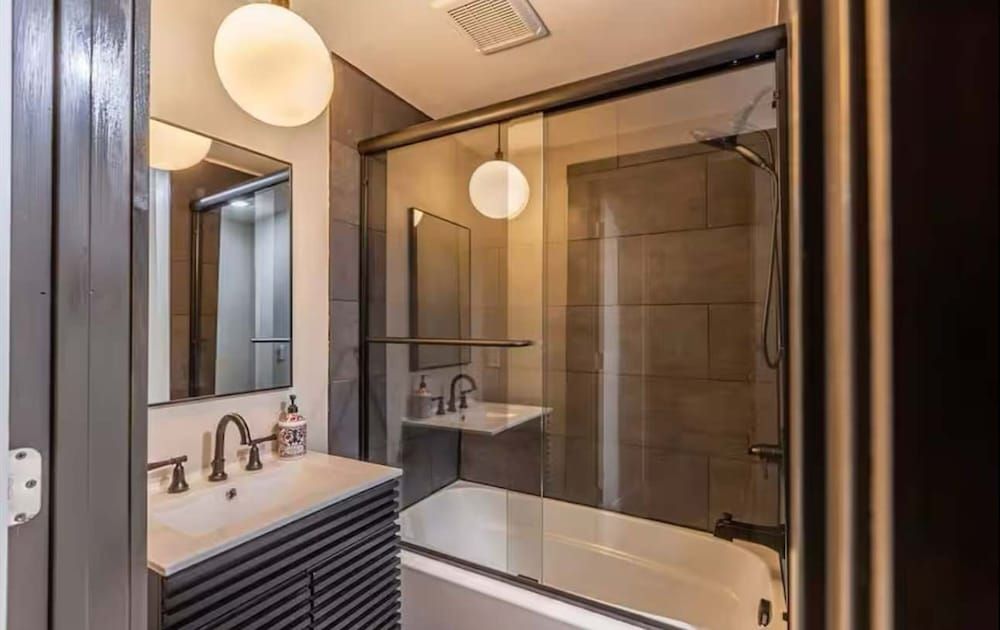 Iconic 3BD Entire House in The Heart Of Pittsburg House 9