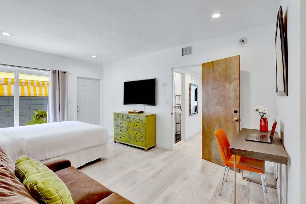 Orange Dream on the Water Apartment 45