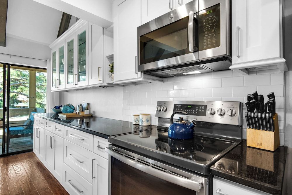 Sleeps 8 w/ Resort Pools, Tennis, Golf & Beach Access + Attraction Tickets! Condo, Multiple Beds, Hot Tub, Garden View (Seascape 21C) 11