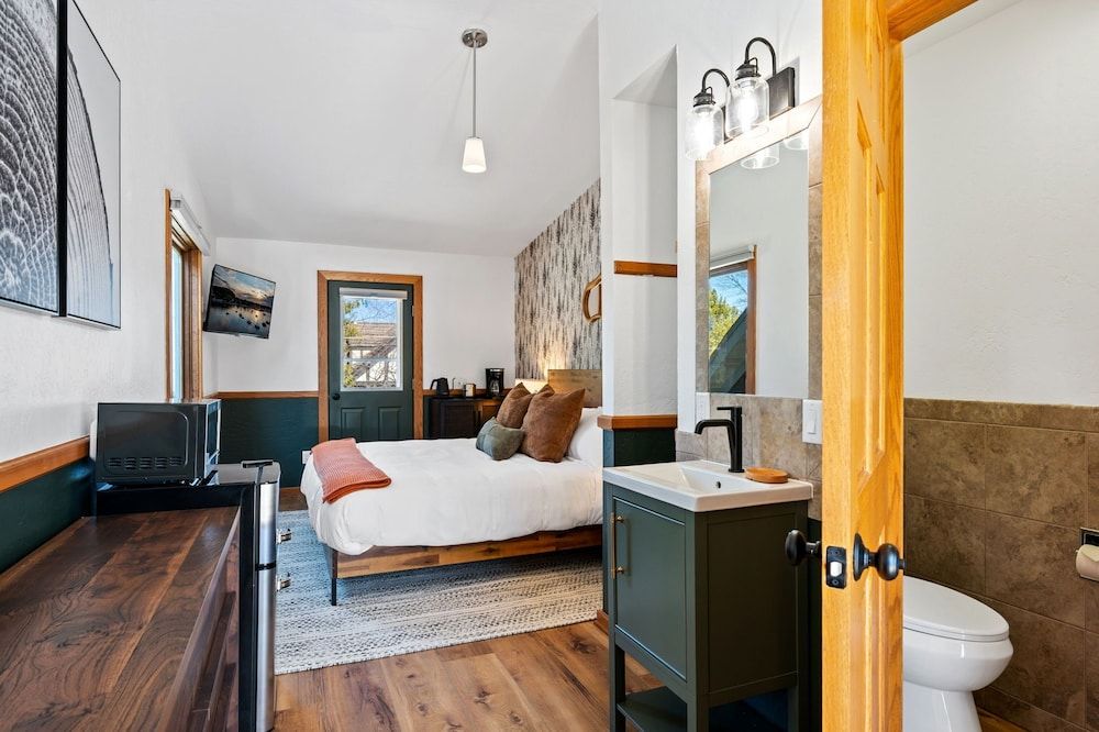 Basic Single Room, 1 King Bed