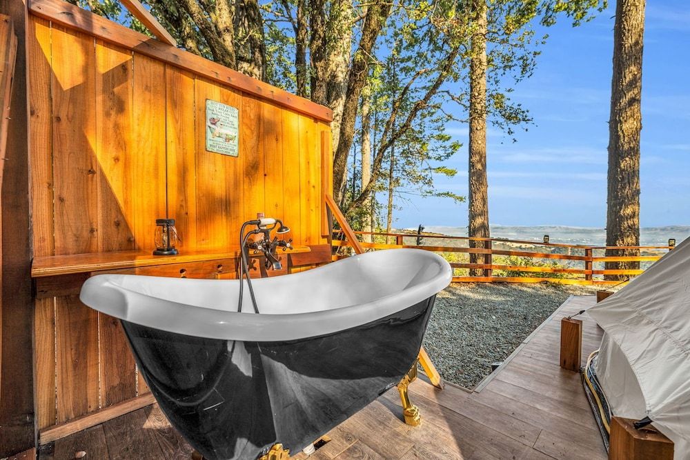 Mays Luxury Farm Stays Yurt Above it All - Glamp on-site 16