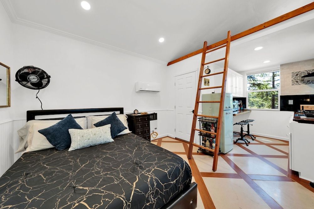 Mays Luxury Farm Stays Mays Luxury Sunset Cabin with Loft 11