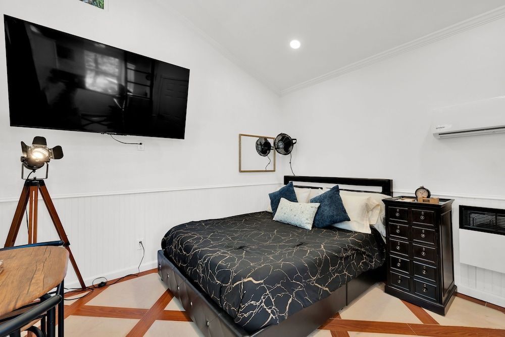 Mays Luxury Farm Stays Mays Luxury Sunset Cabin with Loft 14