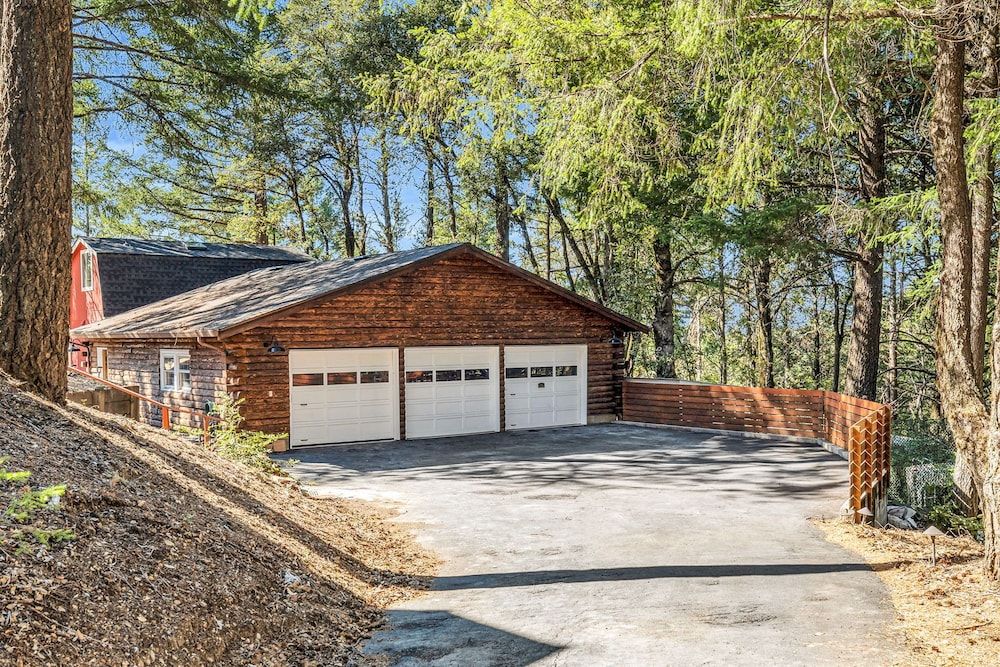 Mays Luxury Farm Stays Yurt Above it All - Glamp on-site 45