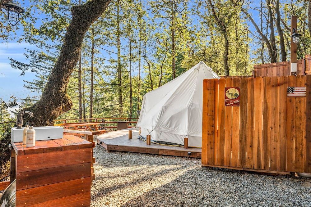 Mays Luxury Farm Stays Yurt Above it All - Glamp on-site 42