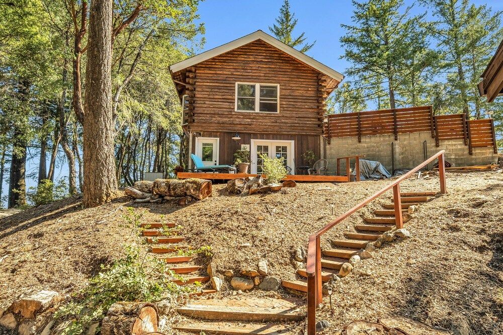 Mays Luxury Farm Stays Yurt Above it All - Glamp on-site 33