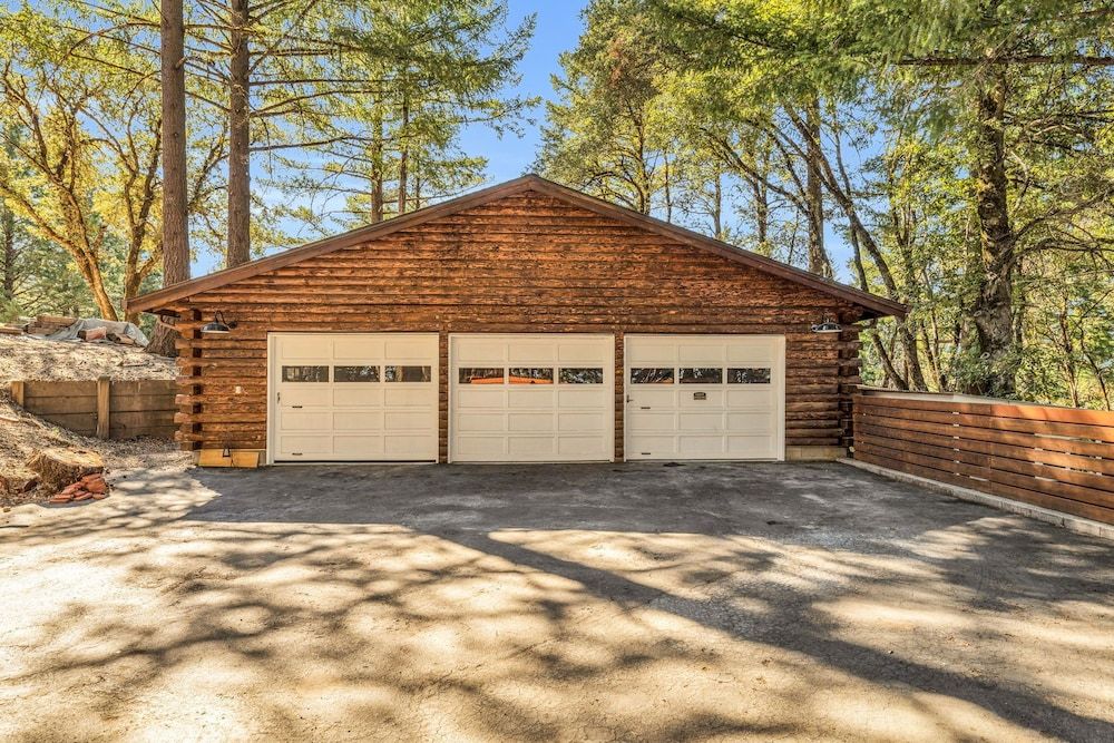 Mays Luxury Farm Stays Yurt Above it All - Glamp on-site 36