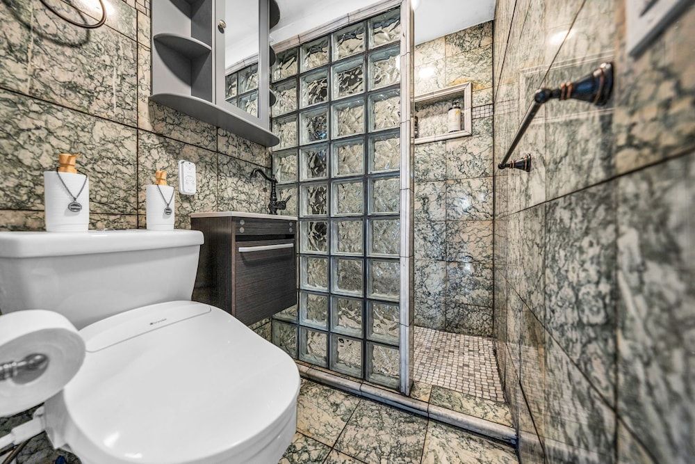 Mays Luxury Farm Stays Yurt Above it All - Glamp on-site 22