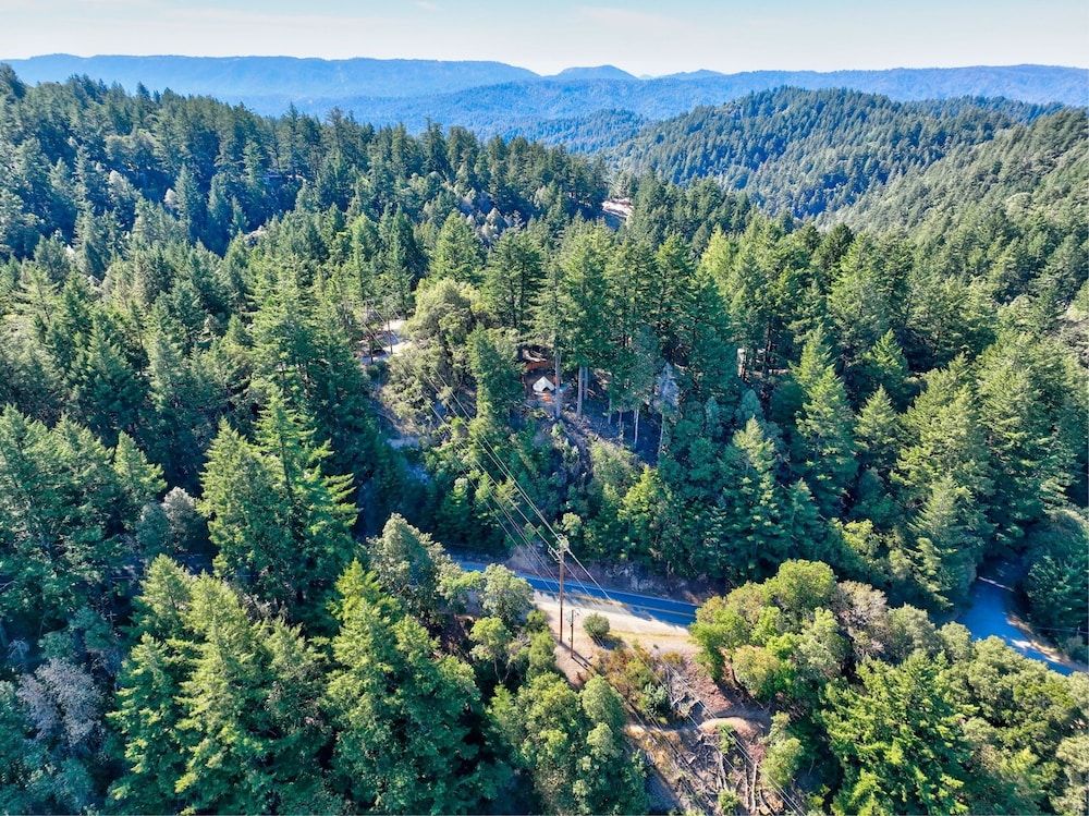 Mays Luxury Farm Stays Yurt Above it All - Glamp on-site 49