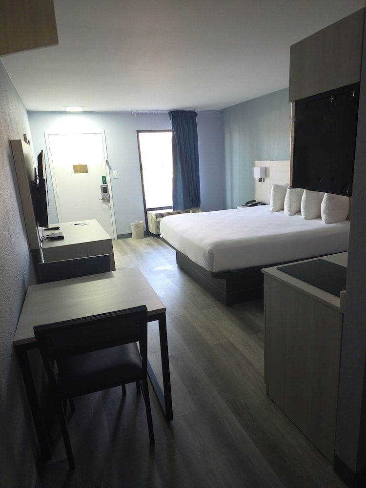 Suburban Studios Christiansburg - Blacksburg Room, 1 King Bed, Non Smoking 2