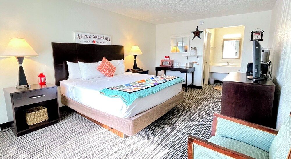 Budgetel Deluxe Double Room 4