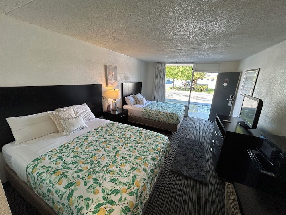 Budgetel Deluxe Double Room 2