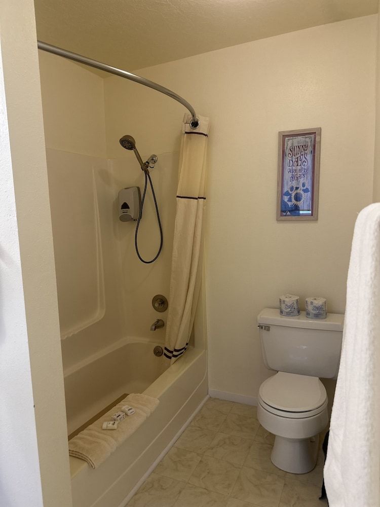 The Fossil Butte Motel Basic Apartment, 3 Bedrooms, Non Smoking 4