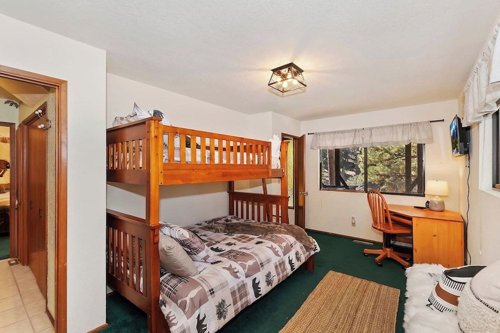 Everwood Serenity Treehouse Signature Cabin, 2 Bedrooms, Fireplace, Mountainside 2