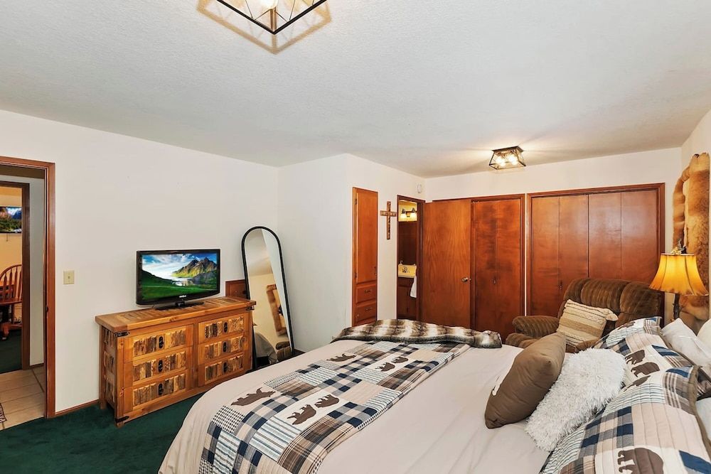 Everwood Serenity Treehouse Signature Cabin, 2 Bedrooms, Fireplace, Mountainside 7