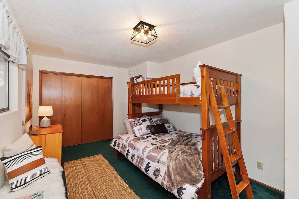 Everwood Serenity Treehouse Signature Cabin, 2 Bedrooms, Fireplace, Mountainside 4