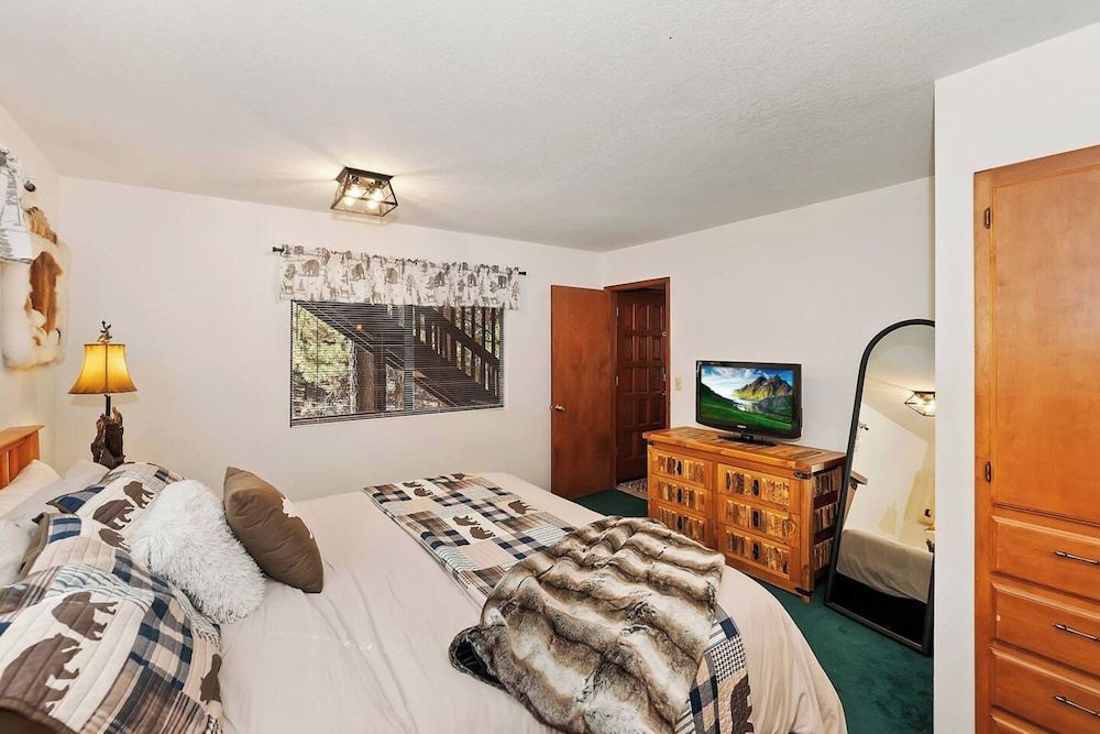 Everwood Serenity Treehouse Signature Cabin, 2 Bedrooms, Fireplace, Mountainside 8