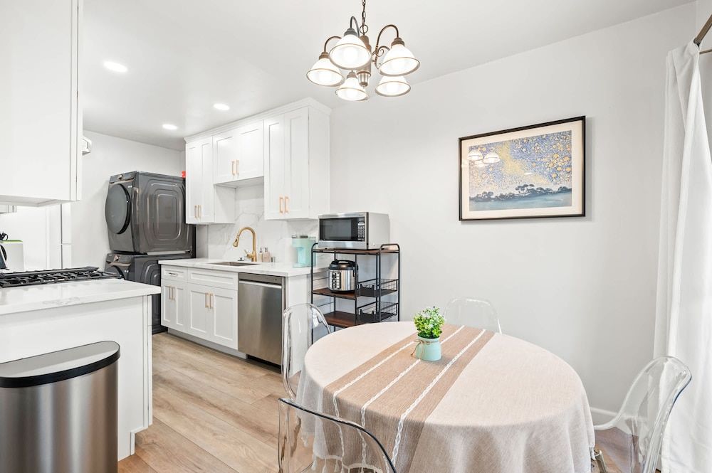 Modern Cozy Retreat Stylish Stay With Patio Parking Apartment 4