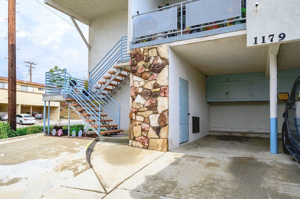 Modern Cozy Retreat Stylish Stay With Patio Parking Apartment 5