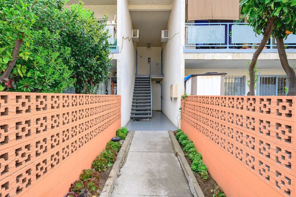 Modern Cozy Retreat Stylish Stay With Patio Parking Apartment 7