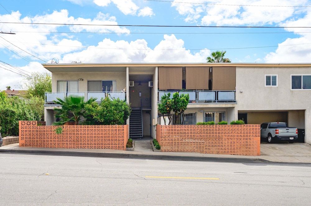 Modern Cozy Retreat Stylish Stay With Patio Parking Apartment 6