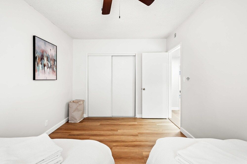 Modern Cozy Retreat Stylish Stay With Patio Parking Apartment 24