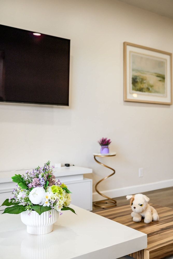 Modern Cozy Retreat Stylish Stay With Patio Parking Apartment 32