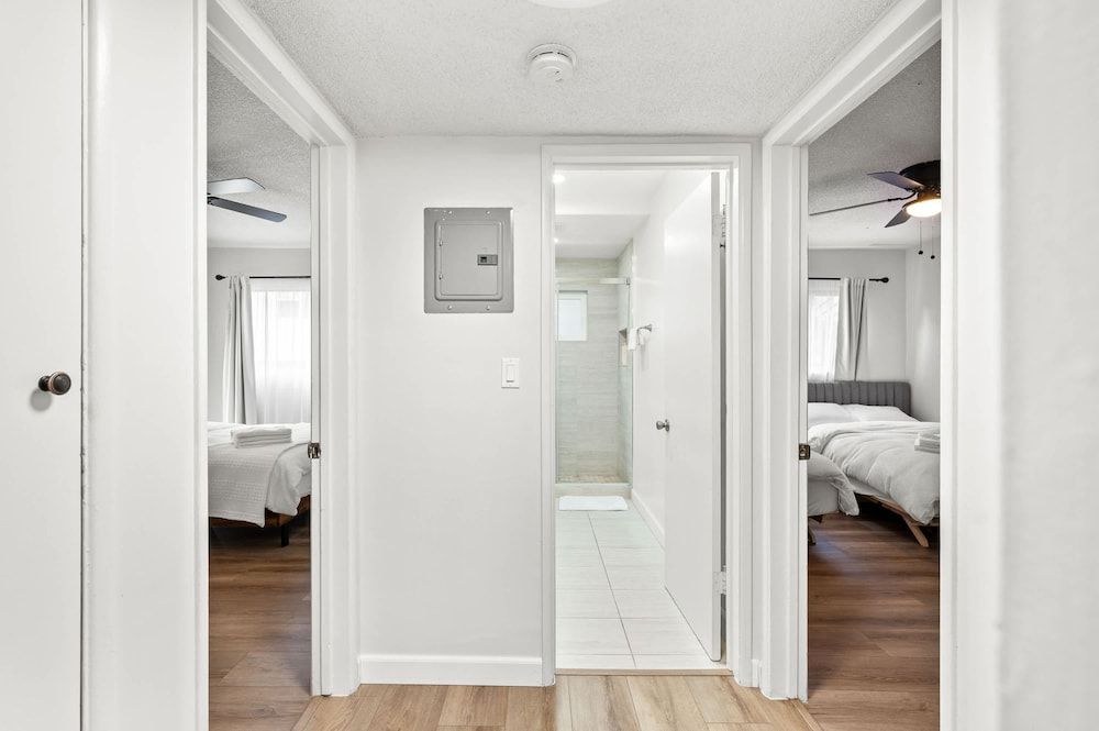 Modern Cozy Retreat Stylish Stay With Patio Parking Apartment 20