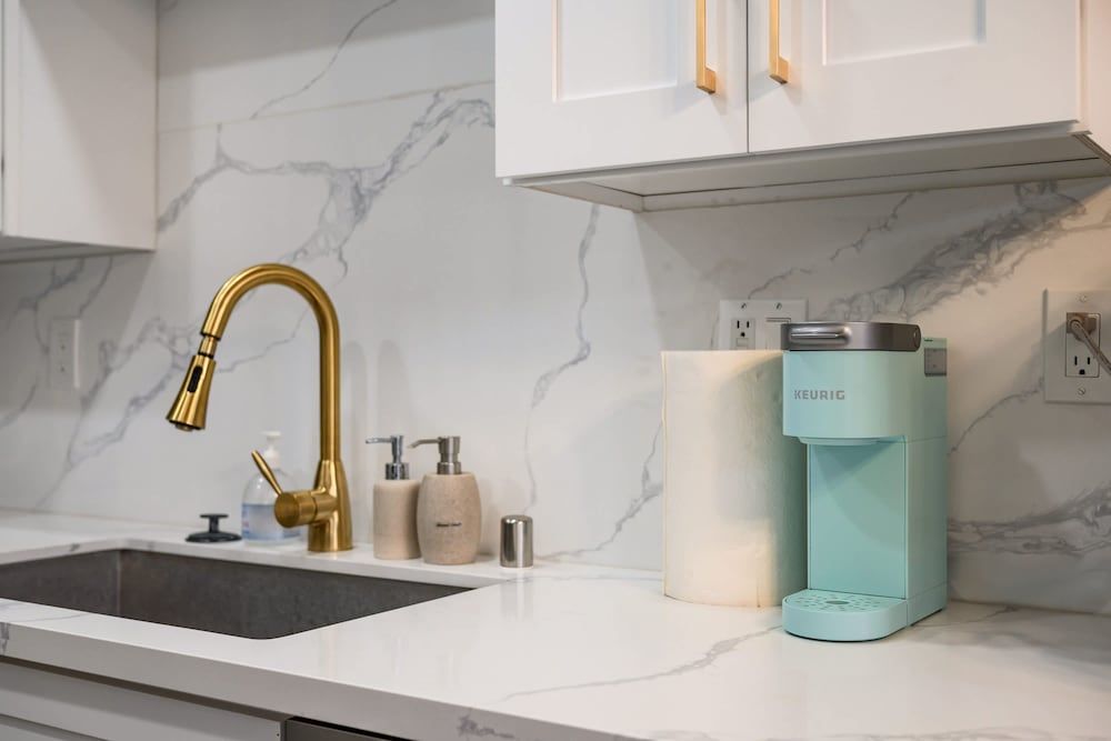 Modern Cozy Retreat Stylish Stay With Patio Parking Apartment 36