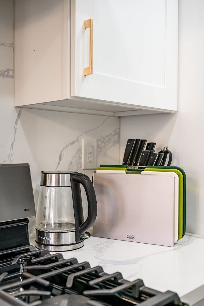 Modern Cozy Retreat Stylish Stay With Patio Parking Apartment 37