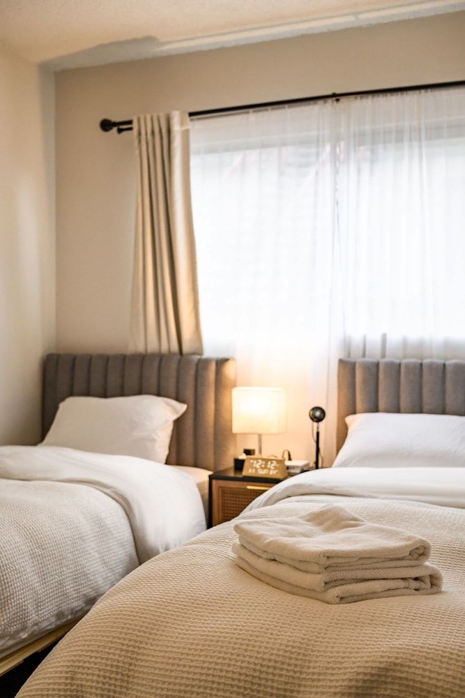 Modern Cozy Retreat Stylish Stay With Patio Parking Apartment 47