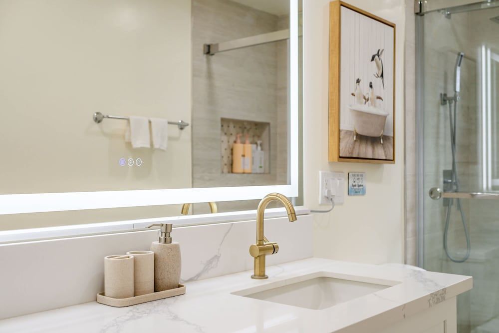 Modern Cozy Retreat Stylish Stay With Patio Parking Apartment 43