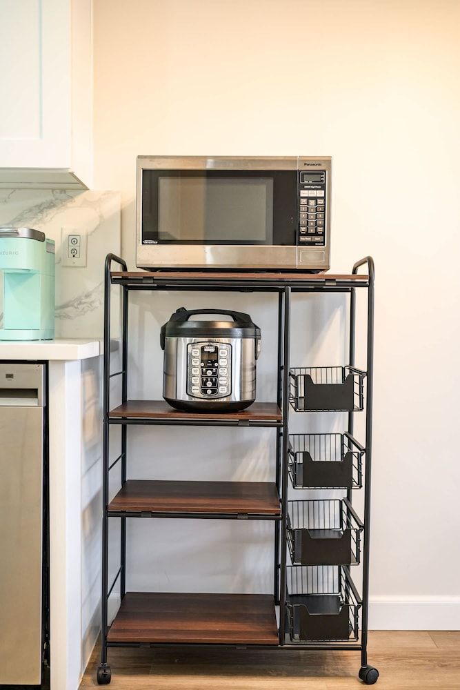 Modern Cozy Retreat Stylish Stay With Patio Parking Apartment 34