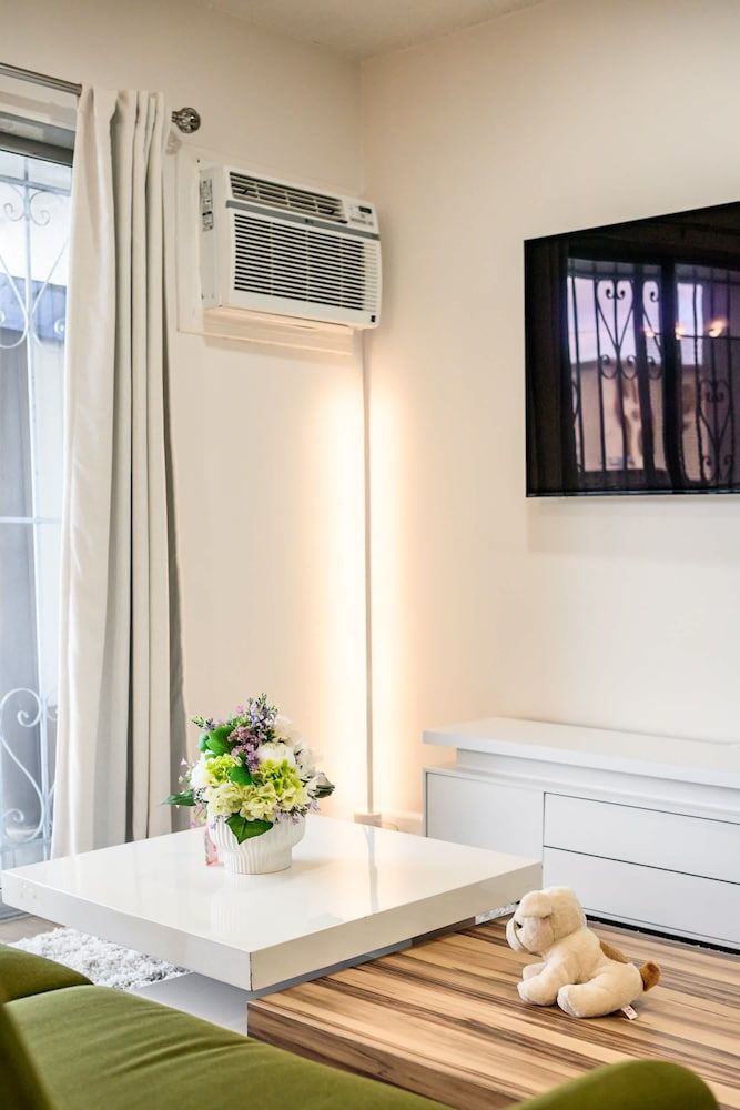 Modern Cozy Retreat Stylish Stay With Patio Parking Apartment 30