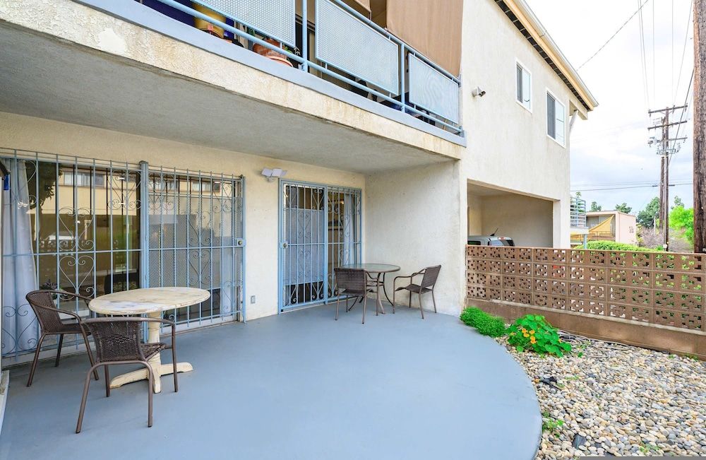 Modern Cozy Retreat Stylish Stay With Patio Parking Apartment 11