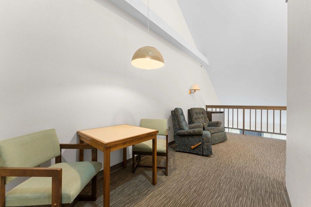 YMCA Trout Lodge Quadruple Room, Balcony 6