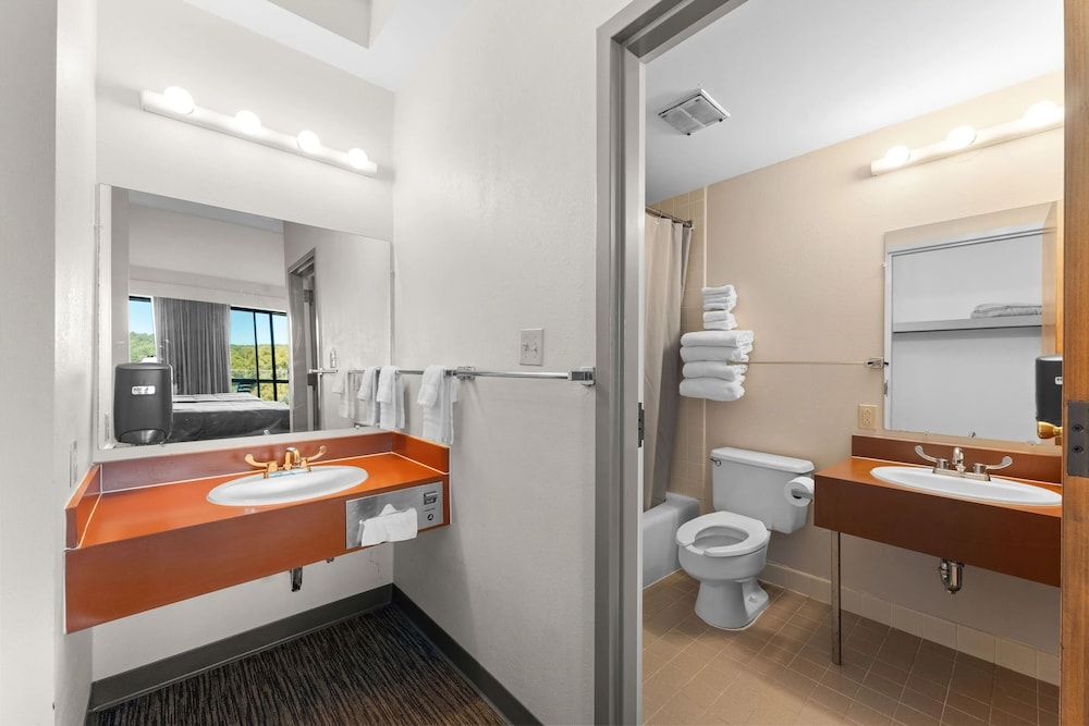 YMCA Trout Lodge Quadruple Room, Balcony 9