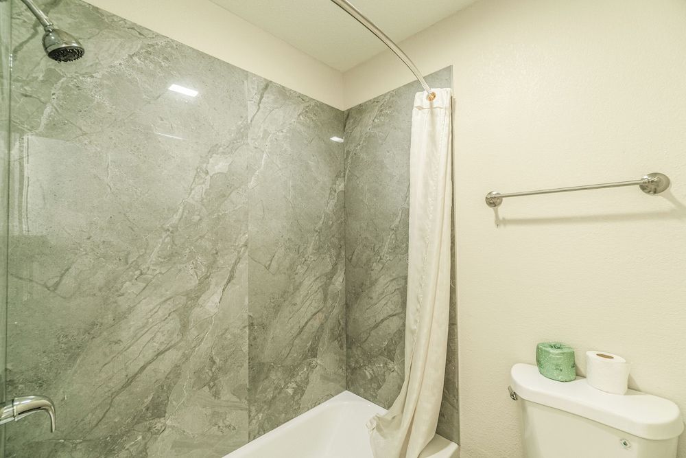 Regency Inn By OYO Rockdale TX Room, 2 Queen Beds, Non Smoking 10