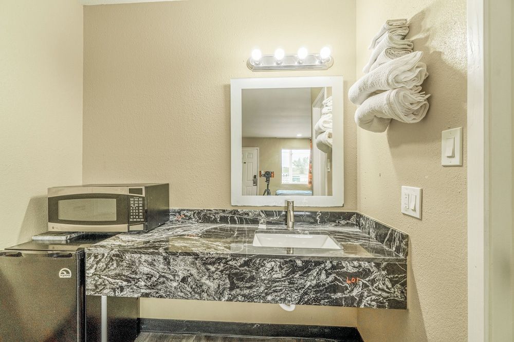 Regency Inn By OYO Rockdale TX Room, 2 Queen Beds, Non Smoking 8