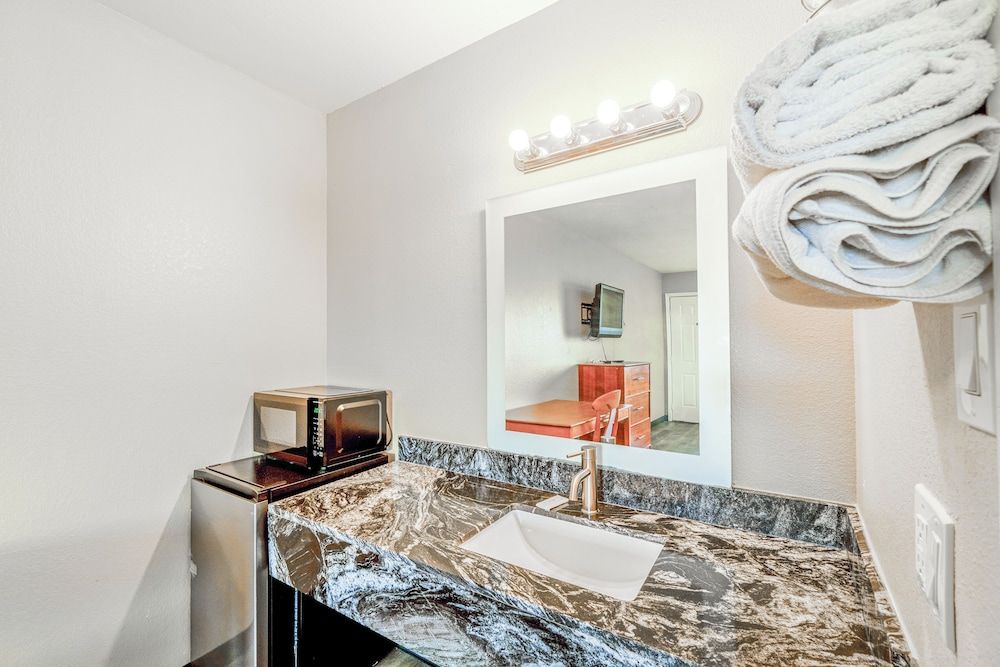 Regency Inn By OYO Rockdale TX Room, 1 Queen Bed, Non Smoking 10