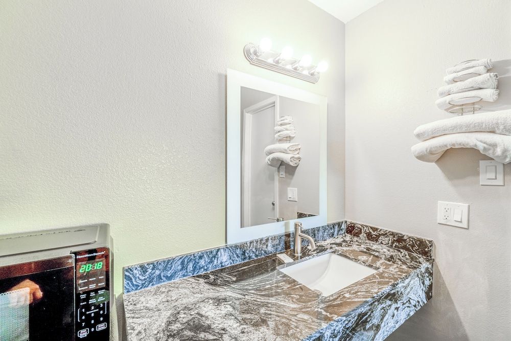 Regency Inn By OYO Rockdale TX Room, 1 Queen Bed, Non Smoking 8