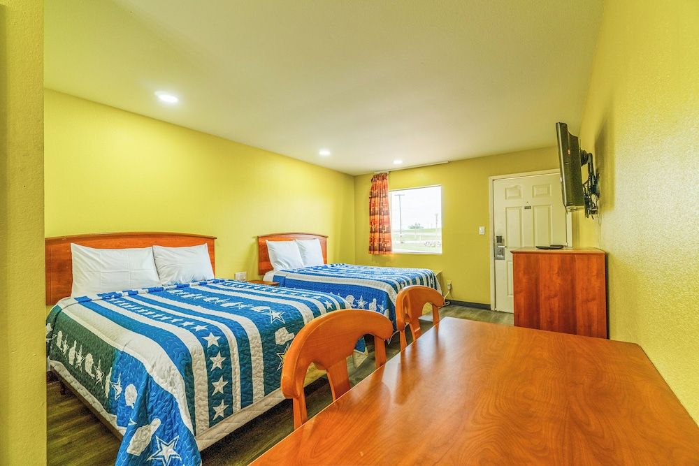 Regency Inn By OYO Rockdale TX Room, 2 Queen Beds, Non Smoking 5