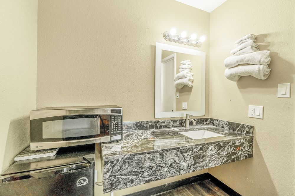 Regency Inn By OYO Rockdale TX Room, 2 Queen Beds, Non Smoking 9