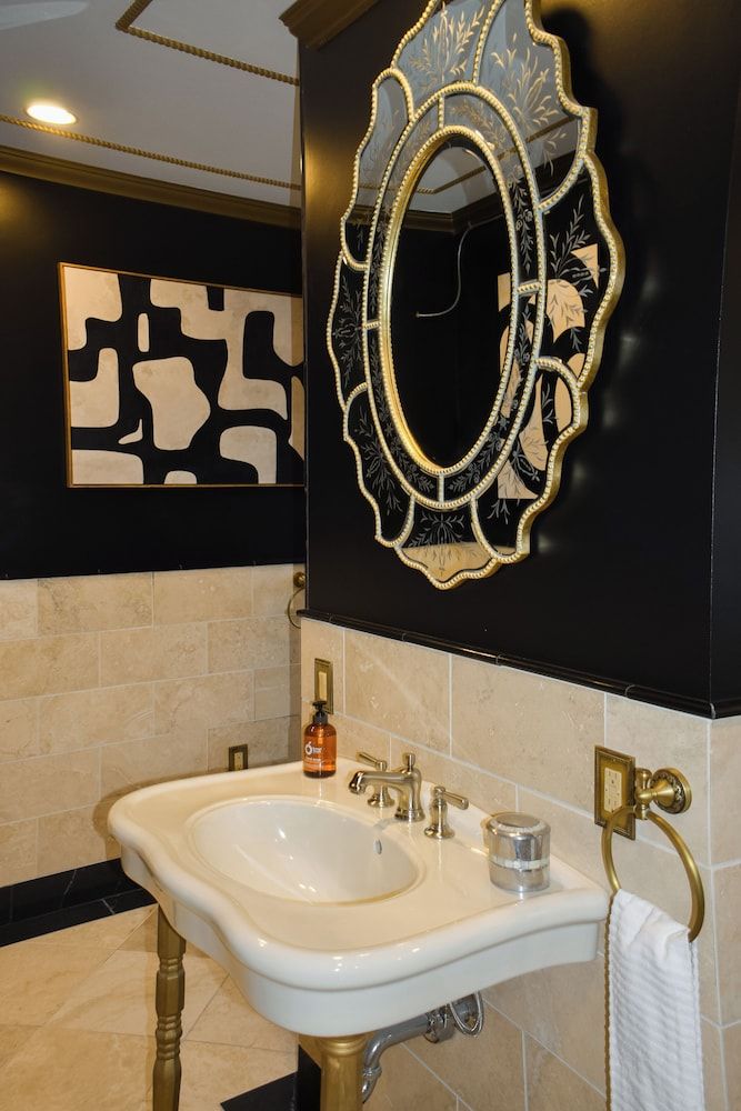 Chateau Connellsville Deluxe Double Room 17