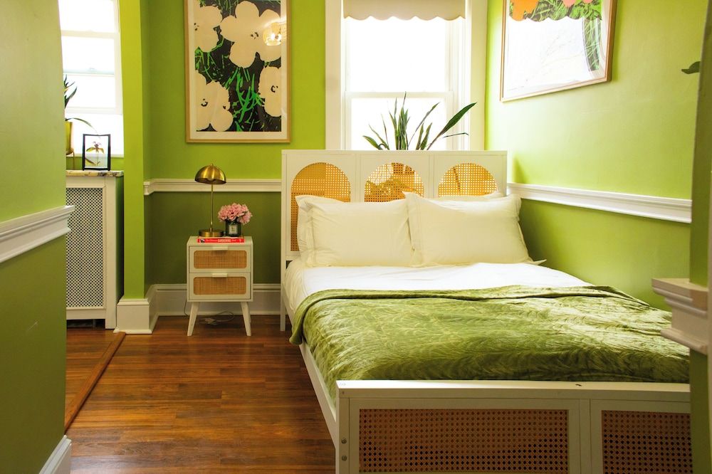 Chateau Connellsville Basic Suite, Private Bathroom, Courtyard View 2