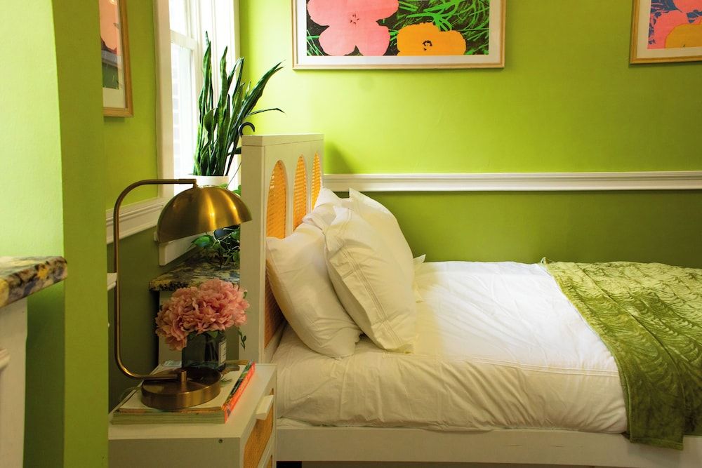 Chateau Connellsville Basic Suite, Private Bathroom, Courtyard View 3