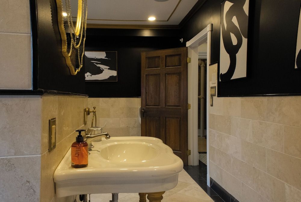 Chateau Connellsville Deluxe Double Room 20