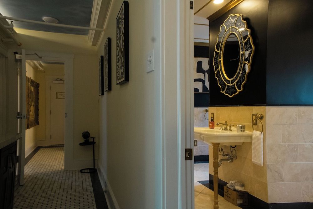 Chateau Connellsville Deluxe Double Room 19