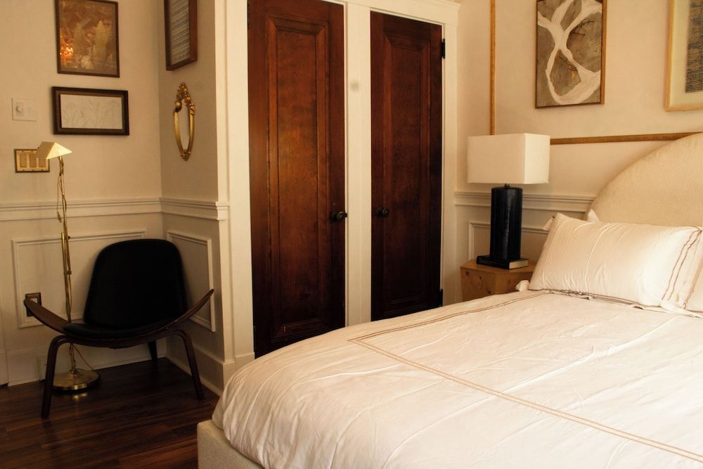 Chateau Connellsville Deluxe Double Room 7